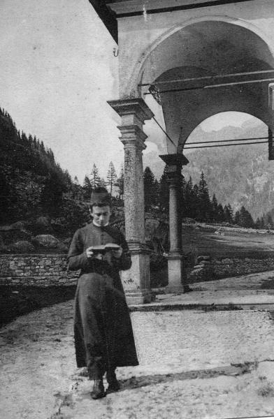 Don Rocco Beltrami davanti alla chiesa parrocchiale