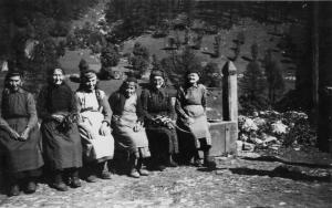 Donne di Canza sedute alla fontana (1930)