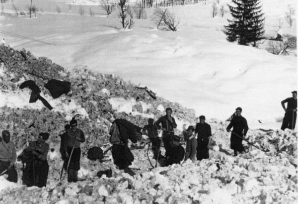 Si scava nella neve per il recupero delle salme