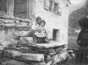 Donna con bimba seduta sulla scala (1910 - 1920)