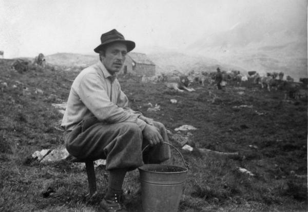 Pastore col secchio all'alpe Kastel