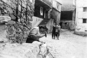 Ragazza che affila la falce a Valdo (1949)