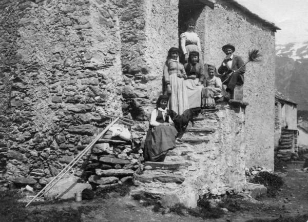 Famiglia sulle scale di una casa di Morasco