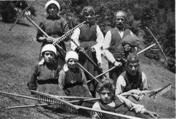 Col rastrello in mano per una foto mentre si riposa