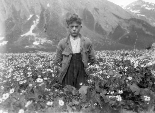 Ragazzo in mezzo ai fiori nel piano di Morasco
