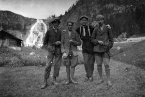 Ragazzi di Formazza e sullo sfondo la Cascata (1925 - 1930)