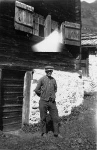 Uomo davanti casa a Morasco (1920)