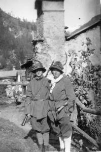Donne vestite da alpino (1930)