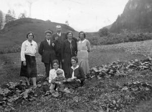 Gruppo in posa per la foto in località Canza (1930)