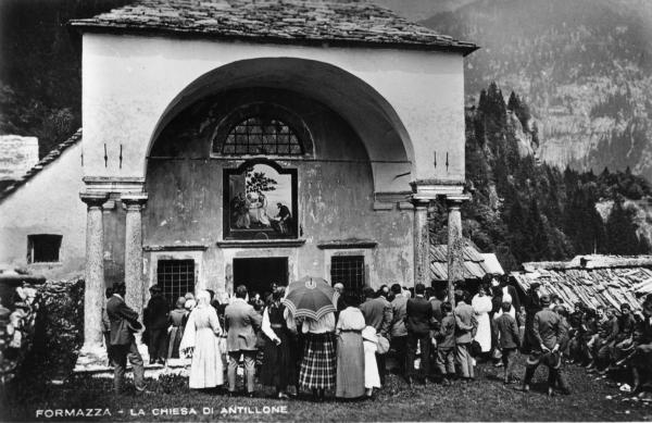 Fedeli davanti alla chiesa di Antillone