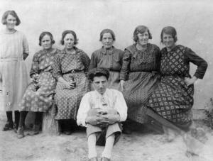 Ragazzo tra sei ragazze