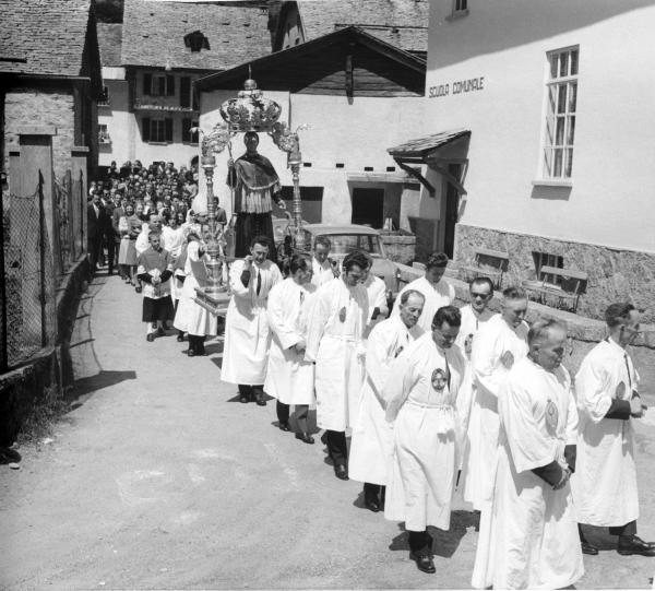 Processione con la statua di San Bernardo,il patrono della Valle