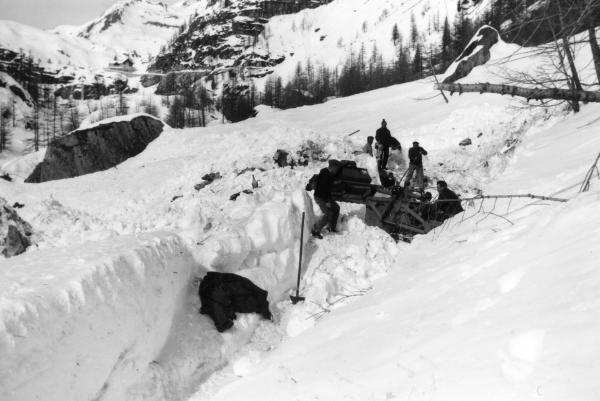 Spalare neve per pulire la strada in località Sottofrua