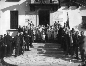 Foto di gruppo col sindaco e il prete
