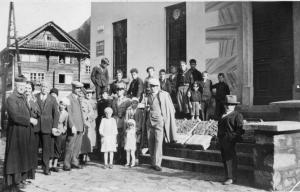 Foto di gruppo davanti al municipio di Ponte (1935)