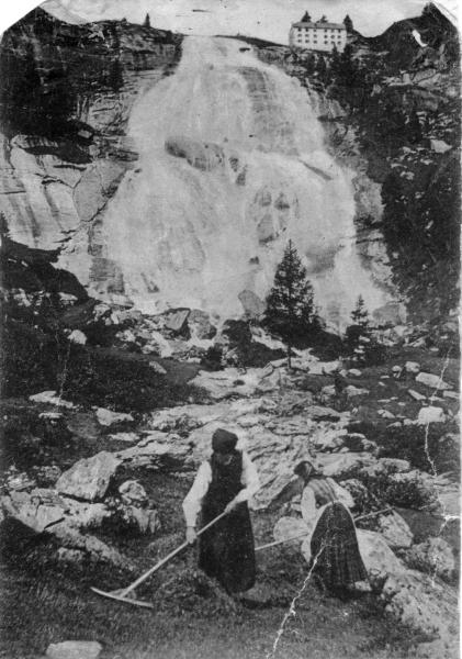Donne che rastrellano ai piedi della Cascata