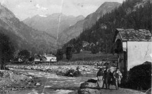 Tre persone in cammino sulla mulattiera di Valdo