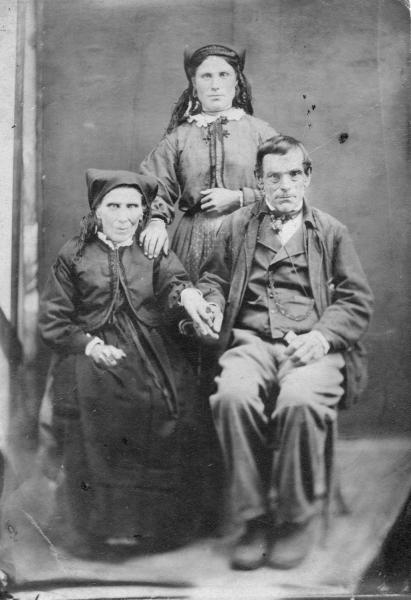Marito e moglie con un famigliare