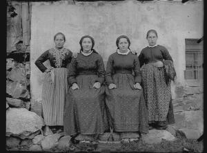 Donne in abito tipico (1900)