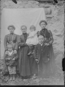Ritratto di donne con bambini (1900)